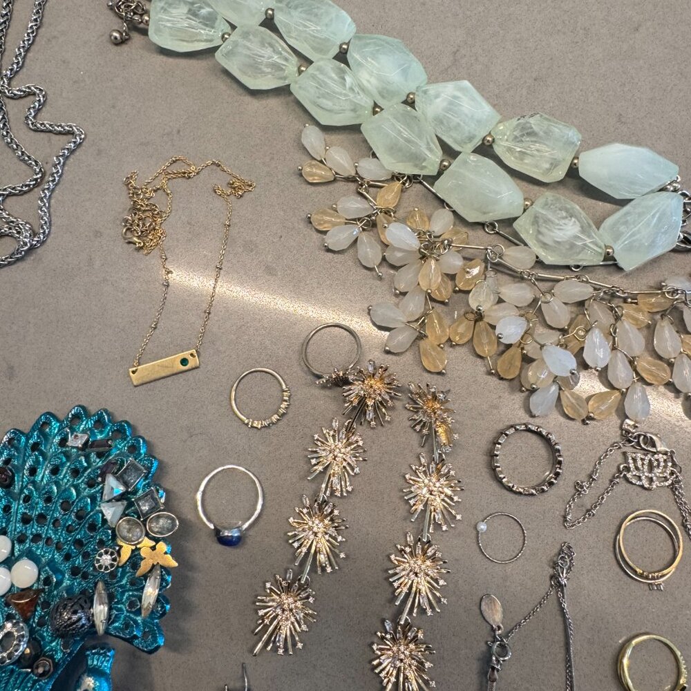 Assorted jewelry + peacock earring holder - Picture 3 of 11
